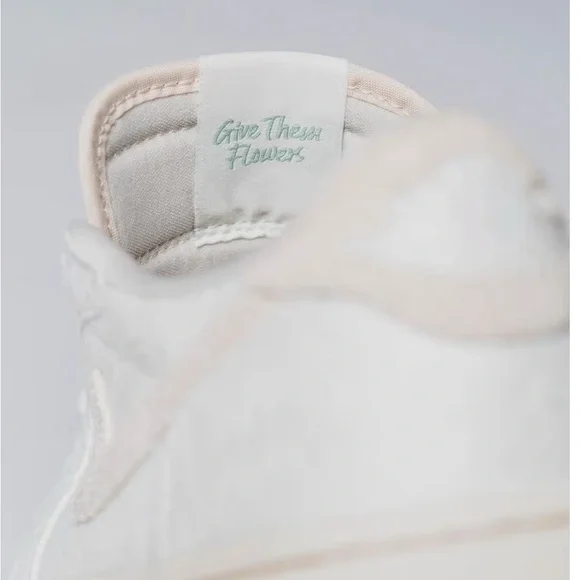 Chris Paul x Air Jordan 1 Low OG "Give Them Flowers" - Picture 5 of 10